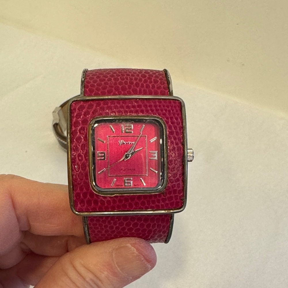Stylish Watch Collection with Various Colors. Set of 5 Women’s Watches - Picture 8 of 11